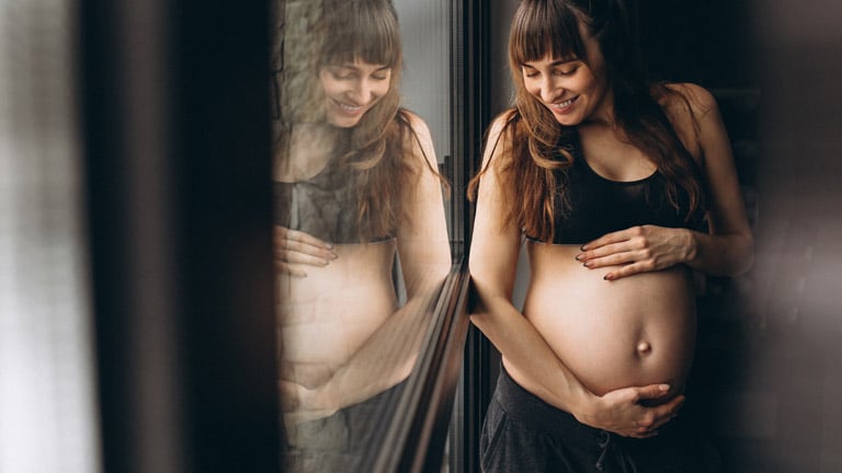 dlaczego ludzie dotykają brzuch ciążowy